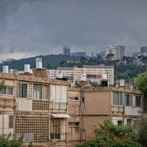 עננים, גשם, מזג אוויר, חורף, ערפל, אובך, נוף עירוני, כרמל, לימודים, אקדמיה, מבנה ציבור, ברוטליזם, ברוטליסטי, טון, חלונות, גובה, קו רקיע, קודר, מעונן, חורף, סערה