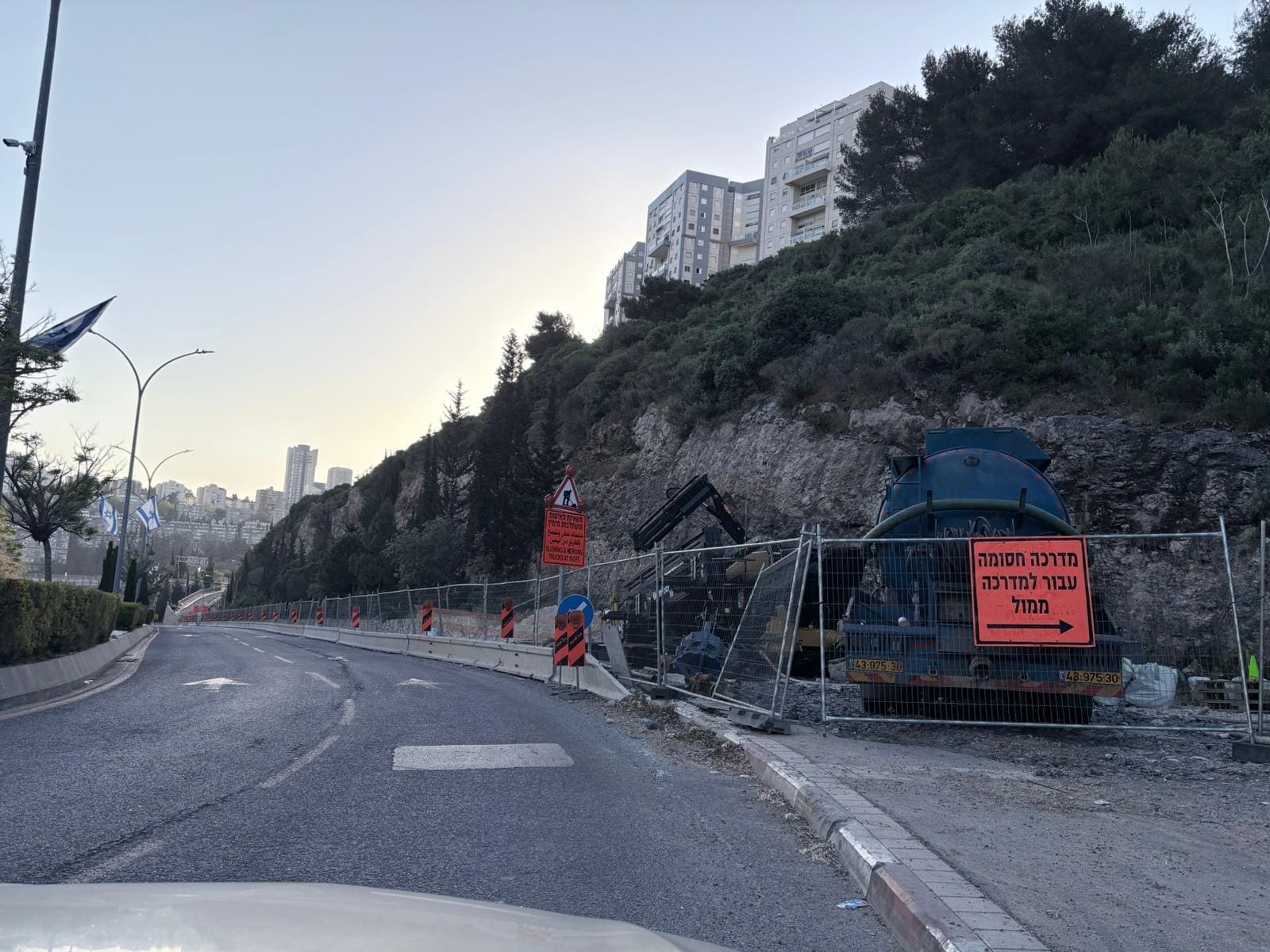 הכביש הסגור לצד קניון הגרנד (צילום: מיכל גרובר)