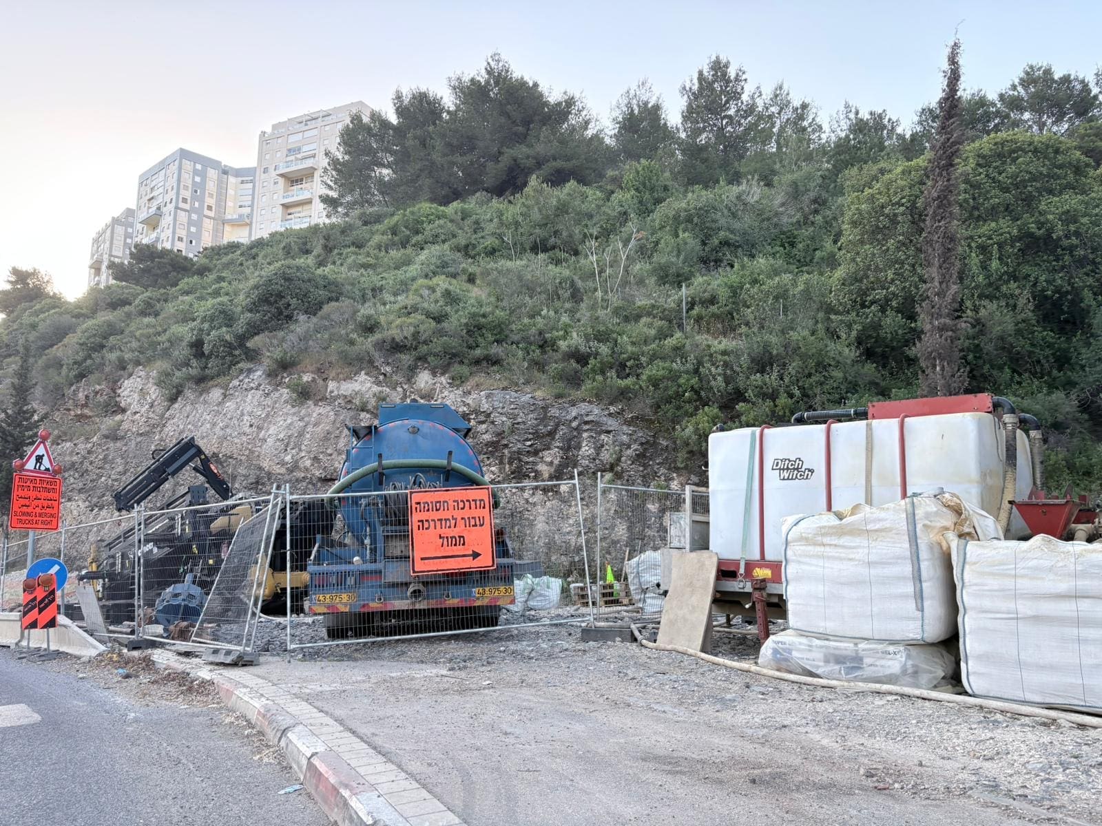 הכביש בכניסה לגרנד (צילום: מיכל גרובר)