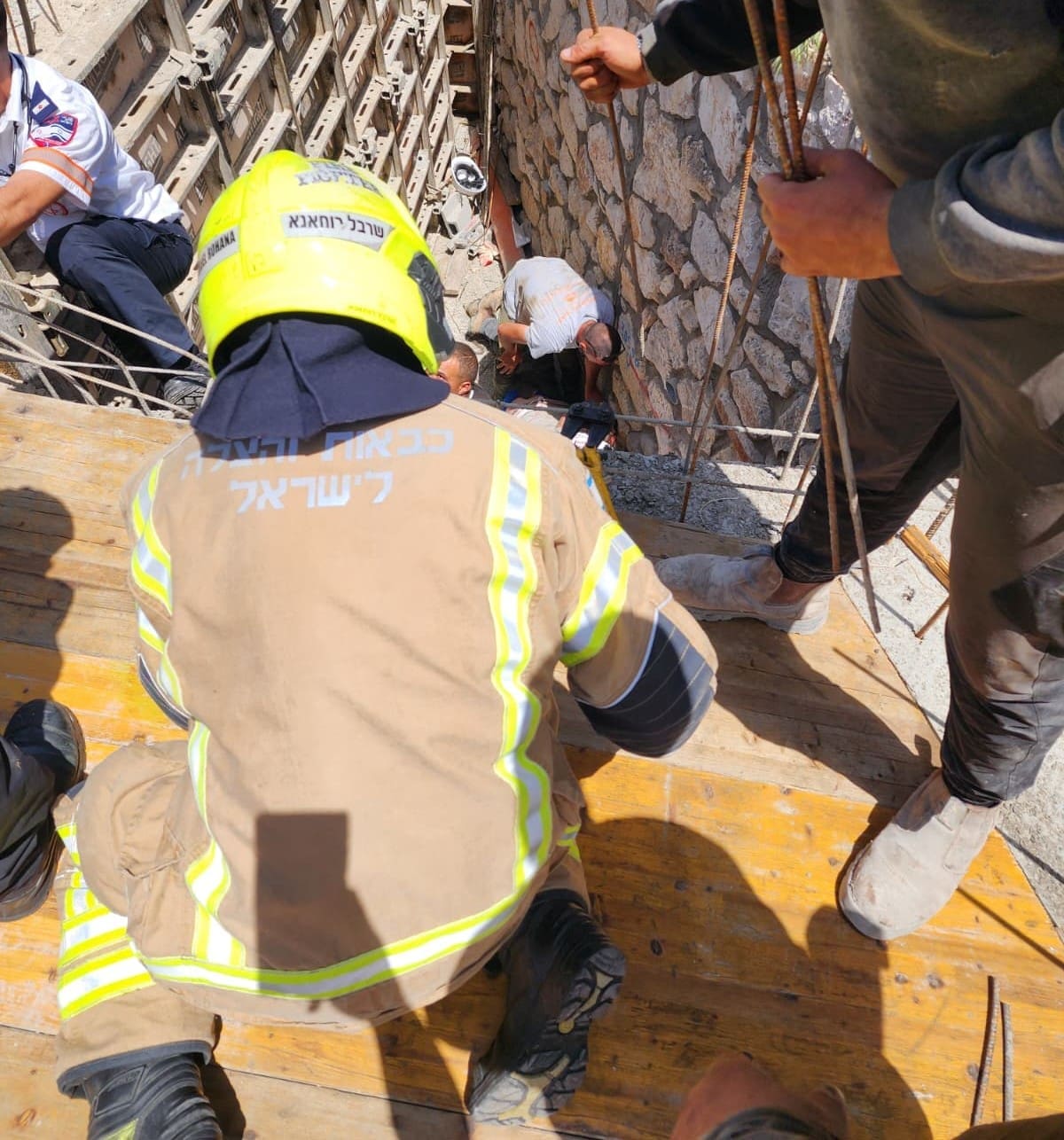 חילוץ פועל שנפל מגובה בחיפה (צילום: כבאות והצלה)