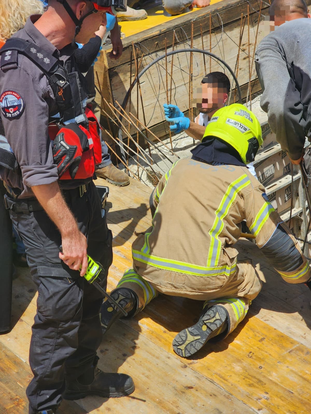 חילוץ פועל שנפל מגובה בחיפה (צילום: כבאות והצלה)
