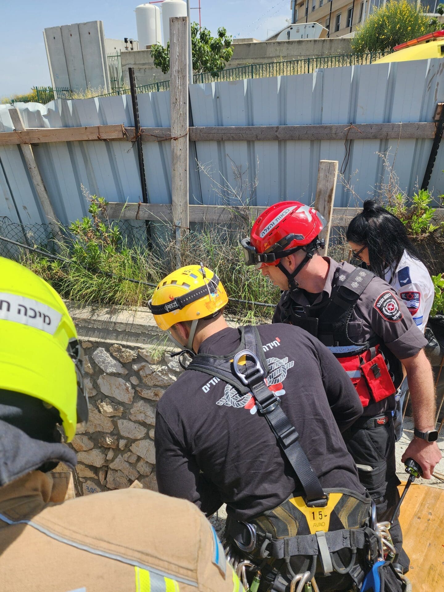 חילוץ פועל שנפל מגובה בחיפה (צילום: כבאות והצלה)