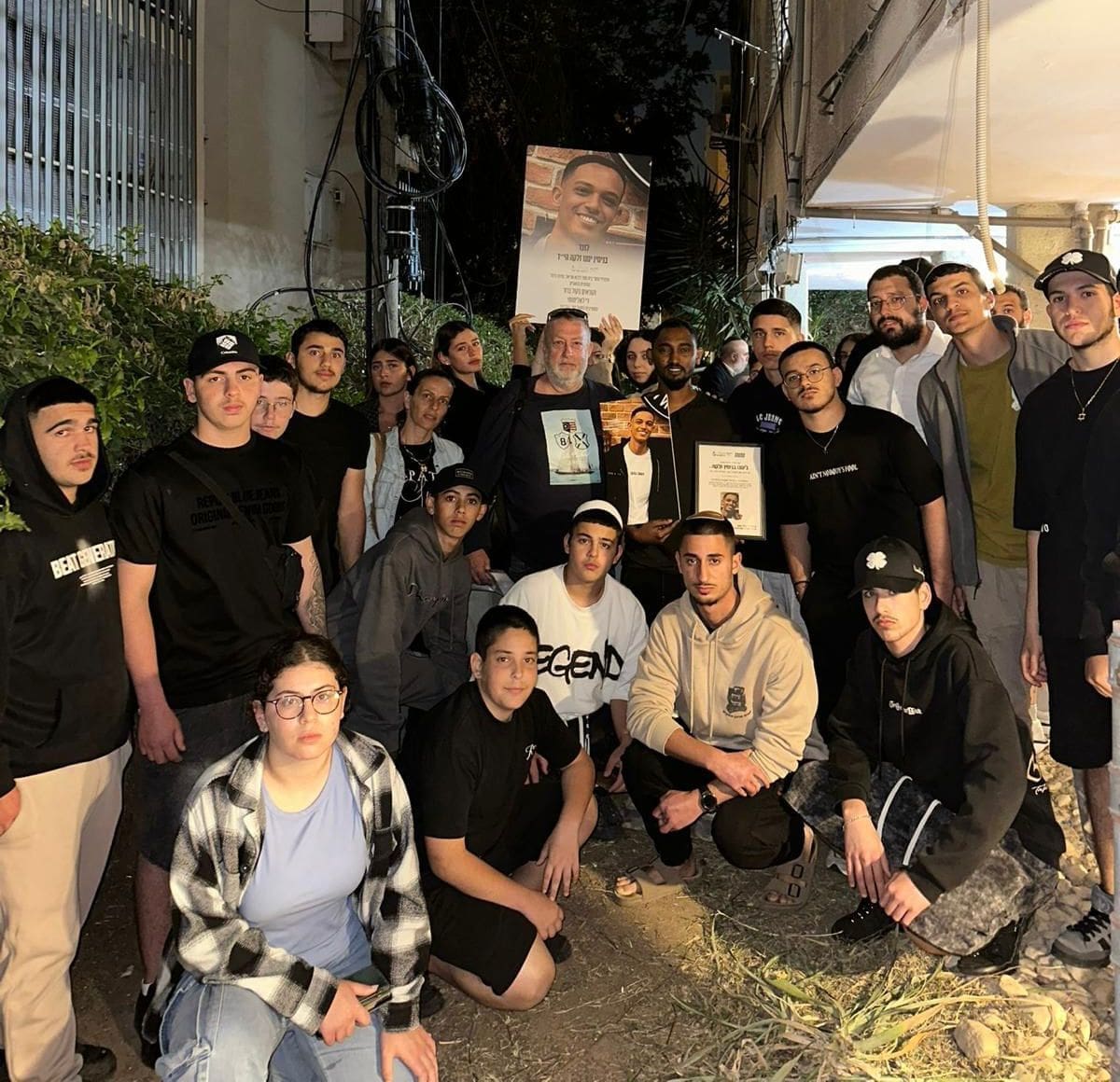 משלחת תלמידות ותלמידים מטירת כרמל ערכו ניחום אבלים בבית משפחתו של ימנו זלקה ז״ל (צילום: עיריית טירת כרמל)