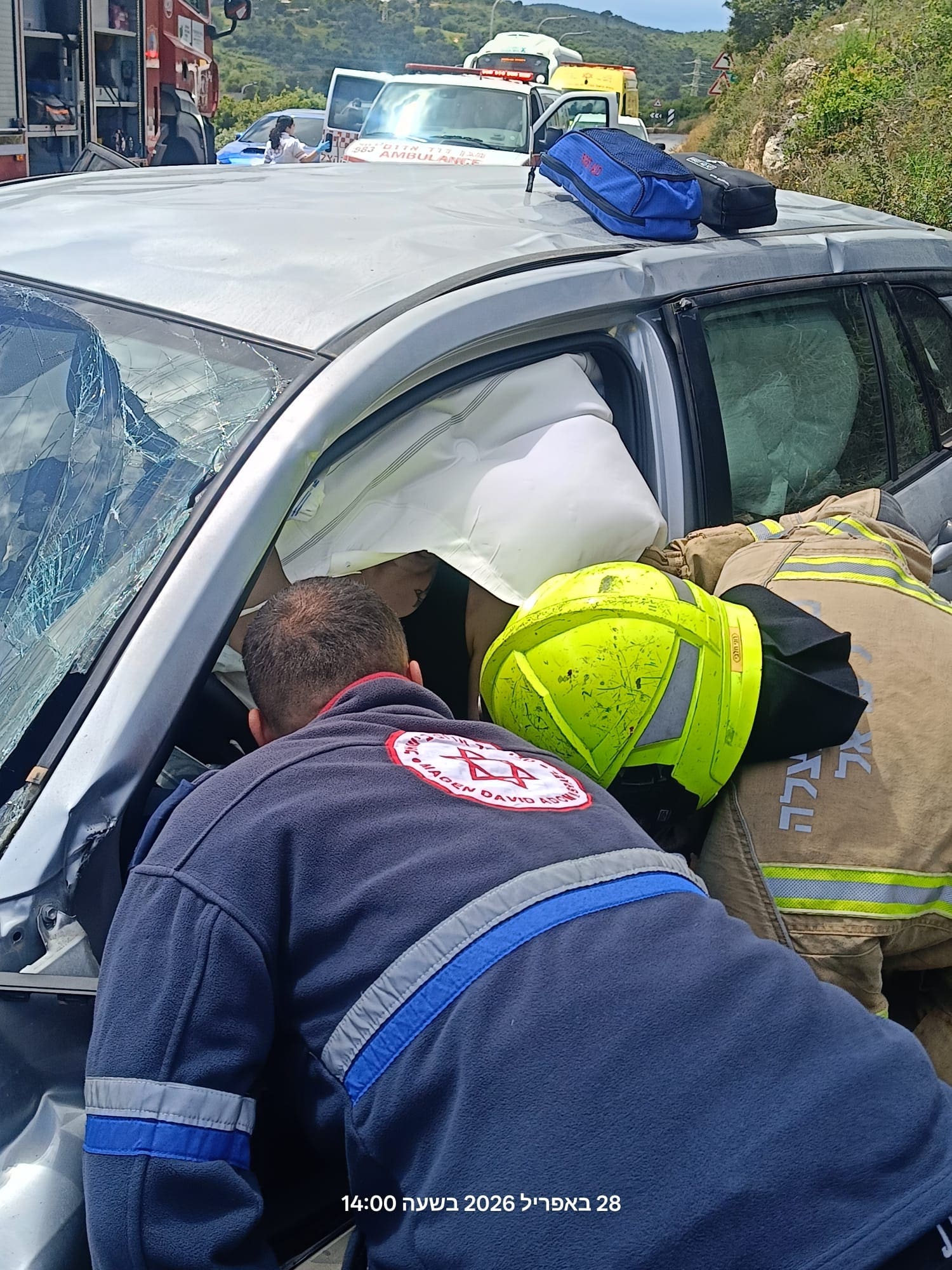 חילוץ לכודים מרכב בבית אורן (צילום: כבאות והצלה)