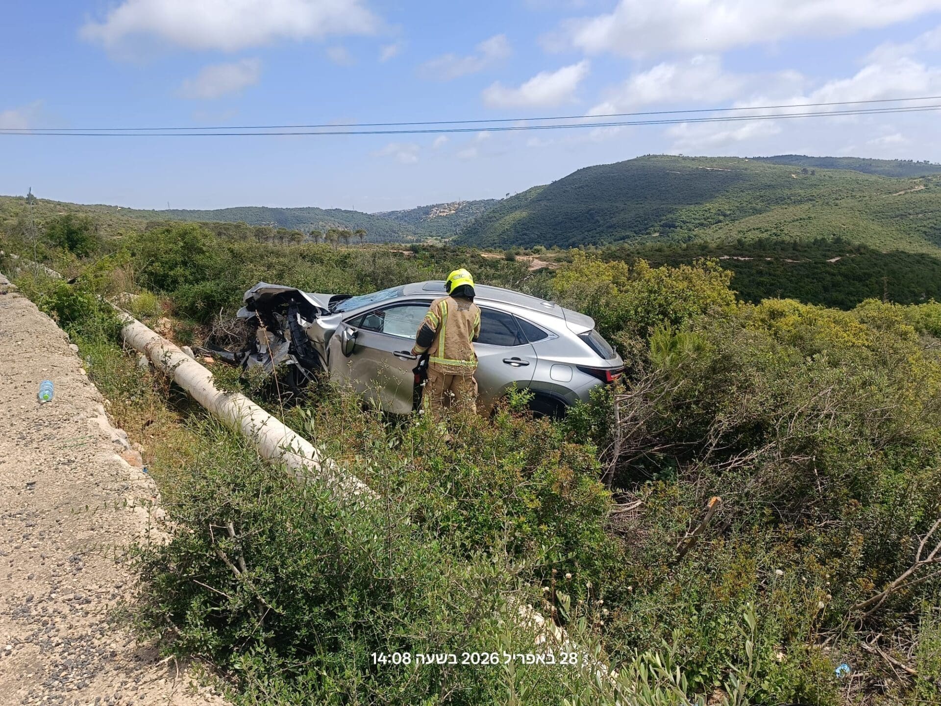 רכב בתעלה בעקבות תאונת דרכים בבית אורן (צילום: כבאות והצלה)