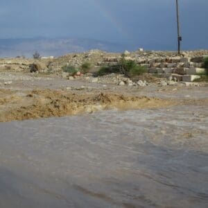 שיטפון בארץ הבולענים: תיעוד מרהיב מים המלח – הזרימה המוגברת נחל ערוגות 28/4/26 (צילום: מוטי מנדלסון)