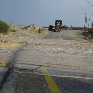שיטפון בארץ הבולענים: תיעוד מרהיב מים המלח – מערת הכניסה של מי השיטפונות בבולען הראשון 28/4/26 (צילום: מוטי מנדלסון)