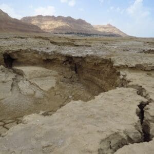 שיטפון בארץ הבולענים: תיעוד מרהיב מים המלח – מערת היציאה של השיטפון ואגן הניקוז המסוכן 28/4/26 (צילום: מוטי מנדלסון)