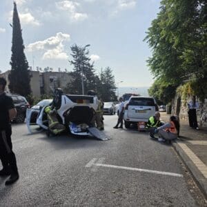הולכת רגל צעירה נפגעה מרכב ברחוב הרב משאש בחיפה – צוותי הרפואה של איחוד הצלה העניקו סיוע רפואי ראשוני להולכת רגל (צעירה כבת 20) שנפגעה מרכב ברחוב הרב משאש בחיפה. 29/4/26 (צילום: איחוד הצלה)