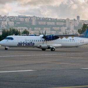 שגרה, תעופה אזרחית, מטוס נוסעים, אייר חיפה, airHaifa, מסלול המראה, שדה תעופה, נמל תעופה, ATR 72, פרופלור, מנוע טורבו פרופ, צוות קרקע, אפוד זוהר, מסלול טיסה, צילום תעופה, הליכה, עמידה, הסעה, מסוקים, להק תעופה, מטוס קל, חופשה, נופש, חו״ל, חוץ לארץ, שמיים סגורים, איסור טיסות, שמיים פתוחים