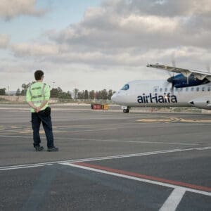 שגרה, תעופה אזרחית, מטוס נוסעים, אייר חיפה, airHaifa, מסלול המראה, שדה תעופה, נמל תעופה, ATR 72, פרופלור, מנוע טורבו פרופ, צוות קרקע, אפוד זוהר, מסלול טיסה, צילום תעופה, הליכה, עמידה, הסעה, מסוקים, להק תעופה, מטוס קל, חופשה, נופש, חו״ל, חוץ לארץ, שמיים סגורים, איסור טיסות, שמיים פתוחים