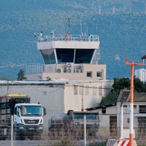 שגרה, תעופה אזרחית, מטוס נוסעים, אייר חיפה, airHaifa, מסלול המראה, שדה תעופה, נמל תעופה, ATR 72, פרופלור, מנוע טורבו פרופ, צוות קרקע, אפוד זוהר, מסלול טיסה, צילום תעופה, הליכה, עמידה, הסעה, מסוקים, להק תעופה, מטוס קל, חופשה, נופש, חו״ל, חוץ לארץ, שמיים סגורים, איסור טיסות, שמיים פתוחים