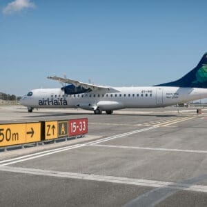שגרה, תעופה אזרחית, מטוס נוסעים, אייר חיפה, airHaifa, מסלול המראה, שדה תעופה, נמל תעופה, ATR 72, פרופלור, מנוע טורבו פרופ, צוות קרקע, אפוד זוהר, מסלול טיסה, צילום תעופה, הליכה, עמידה, הסעה, מסוקים, להק תעופה, מטוס קל, חופשה, נופש, חו״ל, חוץ לארץ, שמיים סגורים, איסור טיסות, שמיים פתוחים