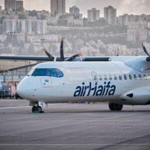 שגרה, תעופה אזרחית, מטוס נוסעים, אייר חיפה, airHaifa, מסלול המראה, שדה תעופה, נמל תעופה, ATR 72, פרופלור, מנוע טורבו פרופ, צוות קרקע, אפוד זוהר, מסלול טיסה, צילום תעופה, הליכה, עמידה, הסעה, מסוקים, להק תעופה, מטוס קל, חופשה, נופש, חו״ל, חוץ לארץ, שמיים סגורים, איסור טיסות, שמיים פתוחים