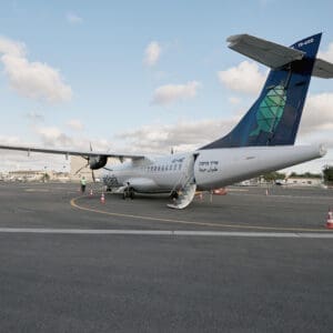 שגרה, תעופה אזרחית, מטוס נוסעים, אייר חיפה, airHaifa, מסלול המראה, שדה תעופה, נמל תעופה, ATR 72, פרופלור, מנוע טורבו פרופ, צוות קרקע, אפוד זוהר, מסלול טיסה, צילום תעופה, הליכה, עמידה, הסעה, מסוקים, להק תעופה, מטוס קל, חופשה, נופש, חו״ל, חוץ לארץ, שמיים סגורים, איסור טיסות, שמיים פתוחים