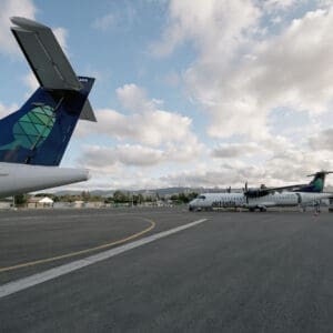 שגרה, תעופה אזרחית, מטוס נוסעים, אייר חיפה, airHaifa, מסלול המראה, שדה תעופה, נמל תעופה, ATR 72, פרופלור, מנוע טורבו פרופ, צוות קרקע, אפוד זוהר, מסלול טיסה, צילום תעופה, הליכה, עמידה, הסעה, מסוקים, להק תעופה, מטוס קל, חופשה, נופש, חו״ל, חוץ לארץ, שמיים סגורים, איסור טיסות, שמיים פתוחים