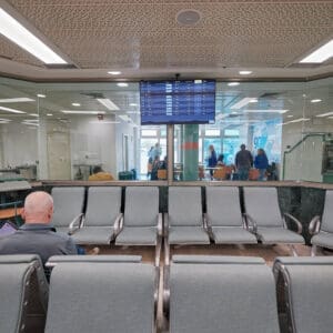 שגרה, תעופה אזרחית, מטוס נוסעים, אייר חיפה, airHaifa, מסלול המראה, שדה תעופה, נמל תעופה, ATR 72, פרופלור, מנוע טורבו פרופ, צוות קרקע, אפוד זוהר, מסלול טיסה, צילום תעופה, הליכה, עמידה, הסעה, מסוקים, להק תעופה, מטוס קל, חופשה, נופש, חו״ל, חוץ לארץ, שמיים סגורים, איסור טיסות, שמיים פתוחים