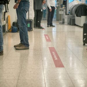 שגרה, תעופה אזרחית, מטוס נוסעים, אייר חיפה, airHaifa, מסלול המראה, שדה תעופה, נמל תעופה, ATR 72, פרופלור, מנוע טורבו פרופ, צוות קרקע, אפוד זוהר, מסלול טיסה, צילום תעופה, הליכה, עמידה, הסעה, מסוקים, להק תעופה, מטוס קל, חופשה, נופש, חו״ל, חוץ לארץ, שמיים סגורים, איסור טיסות, שמיים פתוחים