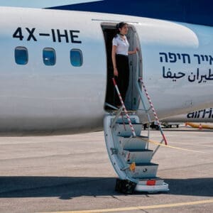 שגרה, תעופה אזרחית, מטוס נוסעים, אייר חיפה, airHaifa, מסלול המראה, שדה תעופה, נמל תעופה, ATR 72, פרופלור, מנוע טורבו פרופ, צוות קרקע, אפוד זוהר, מסלול טיסה, צילום תעופה, הליכה, עמידה, הסעה, מסוקים, להק תעופה, מטוס קל, חופשה, נופש, חו״ל, חוץ לארץ, שמיים סגורים, איסור טיסות, שמיים פתוחים