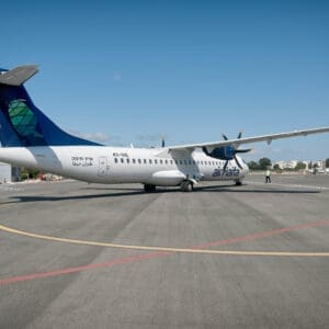 שגרה, תעופה אזרחית, מטוס נוסעים, אייר חיפה, airHaifa, מסלול המראה, שדה תעופה, נמל תעופה, ATR 72, פרופלור, מנוע טורבו פרופ, צוות קרקע, אפוד זוהר, מסלול טיסה, צילום תעופה, הליכה, עמידה, הסעה, מסוקים, להק תעופה, מטוס קל, חופשה, נופש, חו״ל, חוץ לארץ, שמיים סגורים, איסור טיסות, שמיים פתוחים