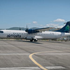 שגרה, תעופה אזרחית, מטוס נוסעים, אייר חיפה, airHaifa, מסלול המראה, שדה תעופה, נמל תעופה, ATR 72, פרופלור, מנוע טורבו פרופ, צוות קרקע, אפוד זוהר, מסלול טיסה, צילום תעופה, הליכה, עמידה, הסעה, מסוקים, להק תעופה, מטוס קל, חופשה, נופש, חו״ל, חוץ לארץ, שמיים סגורים, איסור טיסות, שמיים פתוחים