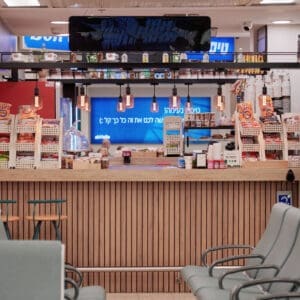 שגרה, תעופה אזרחית, מטוס נוסעים, אייר חיפה, airHaifa, מסלול המראה, שדה תעופה, נמל תעופה, ATR 72, פרופלור, מנוע טורבו פרופ, צוות קרקע, אפוד זוהר, מסלול טיסה, צילום תעופה, הליכה, עמידה, הסעה, מסוקים, להק תעופה, מטוס קל, חופשה, נופש, חו״ל, חוץ לארץ, שמיים סגורים, איסור טיסות, שמיים פתוחים, קפיטריה, מזנון, חנות, בית קפה