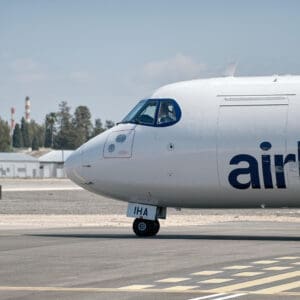 שגרה, תעופה אזרחית, מטוס נוסעים, אייר חיפה, airHaifa, מסלול המראה, שדה תעופה, נמל תעופה, ATR 72, פרופלור, מנוע טורבו פרופ, צוות קרקע, אפוד זוהר, מסלול טיסה, צילום תעופה, הליכה, עמידה, הסעה, מסוקים, להק תעופה, מטוס קל, חופשה, נופש, חו״ל, חוץ לארץ, שמיים סגורים, איסור טיסות, שמיים פתוחים
