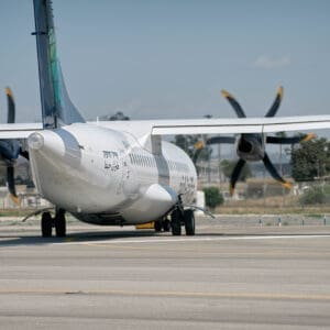 שגרה, תעופה אזרחית, מטוס נוסעים, אייר חיפה, airHaifa, מסלול המראה, שדה תעופה, נמל תעופה, ATR 72, פרופלור, מנוע טורבו פרופ, צוות קרקע, אפוד זוהר, מסלול טיסה, צילום תעופה, הליכה, עמידה, הסעה, מסוקים, להק תעופה, מטוס קל, חופשה, נופש, חו״ל, חוץ לארץ, שמיים סגורים, איסור טיסות, שמיים פתוחים