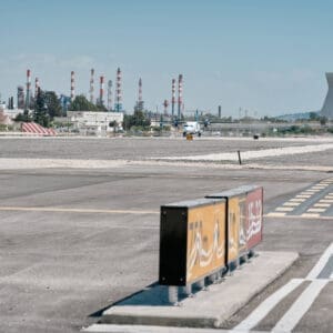 שגרה, תעופה אזרחית, מטוס נוסעים, אייר חיפה, airHaifa, מסלול המראה, שדה תעופה, נמל תעופה, ATR 72, פרופלור, מנוע טורבו פרופ, צוות קרקע, אפוד זוהר, מסלול טיסה, צילום תעופה, הליכה, עמידה, הסעה, מסוקים, להק תעופה, מטוס קל, חופשה, נופש, חו״ל, חוץ לארץ, שמיים סגורים, איסור טיסות, שמיים פתוחים