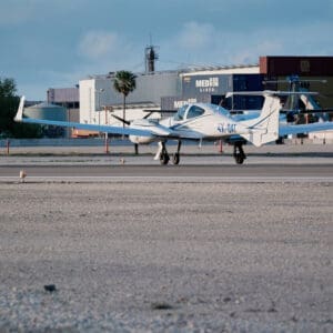 שגרה, תעופה אזרחית, מטוס נוסעים, אייר חיפה, airHaifa, מסלול המראה, שדה תעופה, נמל תעופה, ATR 72, פרופלור, מנוע טורבו פרופ, צוות קרקע, אפוד זוהר, מסלול טיסה, צילום תעופה, הליכה, עמידה, הסעה, מסוקים, להק תעופה, מטוס קל, חופשה, נופש, חו״ל, חוץ לארץ, שמיים סגורים, איסור טיסות, שמיים פתוחים