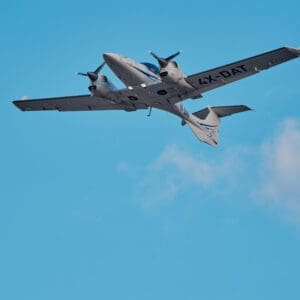 שגרה, תעופה אזרחית, מטוס נוסעים, אייר חיפה, airHaifa, מסלול המראה, שדה תעופה, נמל תעופה, ATR 72, פרופלור, מנוע טורבו פרופ, צוות קרקע, אפוד זוהר, מסלול טיסה, צילום תעופה, הליכה, עמידה, הסעה, מסוקים, להק תעופה, מטוס קל, חופשה, נופש, חו״ל, חוץ לארץ, שמיים סגורים, איסור טיסות, שמיים פתוחים