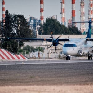 שגרה, תעופה אזרחית, מטוס נוסעים, אייר חיפה, airHaifa, מסלול המראה, שדה תעופה, נמל תעופה, ATR 72, פרופלור, מנוע טורבו פרופ, צוות קרקע, אפוד זוהר, מסלול טיסה, צילום תעופה, הליכה, עמידה, הסעה, מסוקים, להק תעופה, מטוס קל, חופשה, נופש, חו״ל, חוץ לארץ, שמיים סגורים, איסור טיסות, שמיים פתוחים