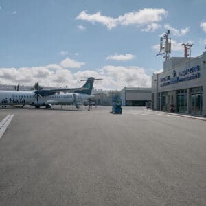 שגרה, תעופה אזרחית, מטוס נוסעים, אייר חיפה, airHaifa, מסלול המראה, שדה תעופה, נמל תעופה, ATR 72, פרופלור, מנוע טורבו פרופ, צוות קרקע, אפוד זוהר, מסלול טיסה, צילום תעופה, הליכה, עמידה, הסעה, מסוקים, להק תעופה, מטוס קל, חופשה, נופש, חו״ל, חוץ לארץ, שמיים סגורים, איסור טיסות, שמיים פתוחים