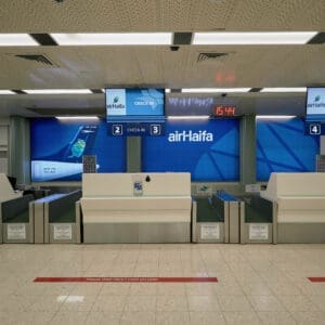 שגרה, תעופה אזרחית, מטוס נוסעים, אייר חיפה, airHaifa, מסלול המראה, שדה תעופה, נמל תעופה, ATR 72, פרופלור, מנוע טורבו פרופ, צוות קרקע, אפוד זוהר, מסלול טיסה, צילום תעופה, הליכה, עמידה, הסעה, מסוקים, להק תעופה, מטוס קל, חופשה, נופש, חו״ל, חוץ לארץ, שמיים סגורים, איסור טיסות, שמיים פתוחים
