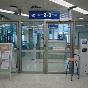 שגרה, תעופה אזרחית, מטוס נוסעים, אייר חיפה, airHaifa, מסלול המראה, שדה תעופה, נמל תעופה, ATR 72, פרופלור, מנוע טורבו פרופ, צוות קרקע, אפוד זוהר, מסלול טיסה, צילום תעופה, הליכה, עמידה, הסעה, מסוקים, להק תעופה, מטוס קל, חופשה, נופש, חו״ל, חוץ לארץ, שמיים סגורים, איסור טיסות, שמיים פתוחים