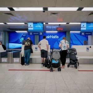 שגרה, תעופה אזרחית, מטוס נוסעים, אייר חיפה, airHaifa, מסלול המראה, שדה תעופה, נמל תעופה, ATR 72, פרופלור, מנוע טורבו פרופ, צוות קרקע, אפוד זוהר, מסלול טיסה, צילום תעופה, הליכה, עמידה, הסעה, מסוקים, להק תעופה, מטוס קל, חופשה, נופש, חו״ל, חוץ לארץ, שמיים סגורים, איסור טיסות, שמיים פתוחים
