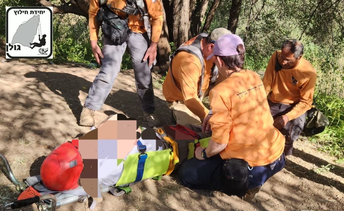 מורה מחיפה חולצה לאחר שנחבלה ברגלה בנחל צלמון - חובשי היחידה מטפלים במחולצת 29/4/26 (צילום: דוברות משטרת ישראל)