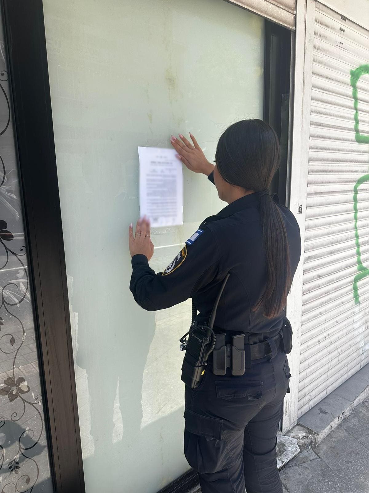 בית עסק בשכונת הדר נסגר בצו מנהלי בשל אירועי אלימות חוזרים - תיעוד הדבקת הצו 30/4/26 (צילום: דוברות המשטרה)