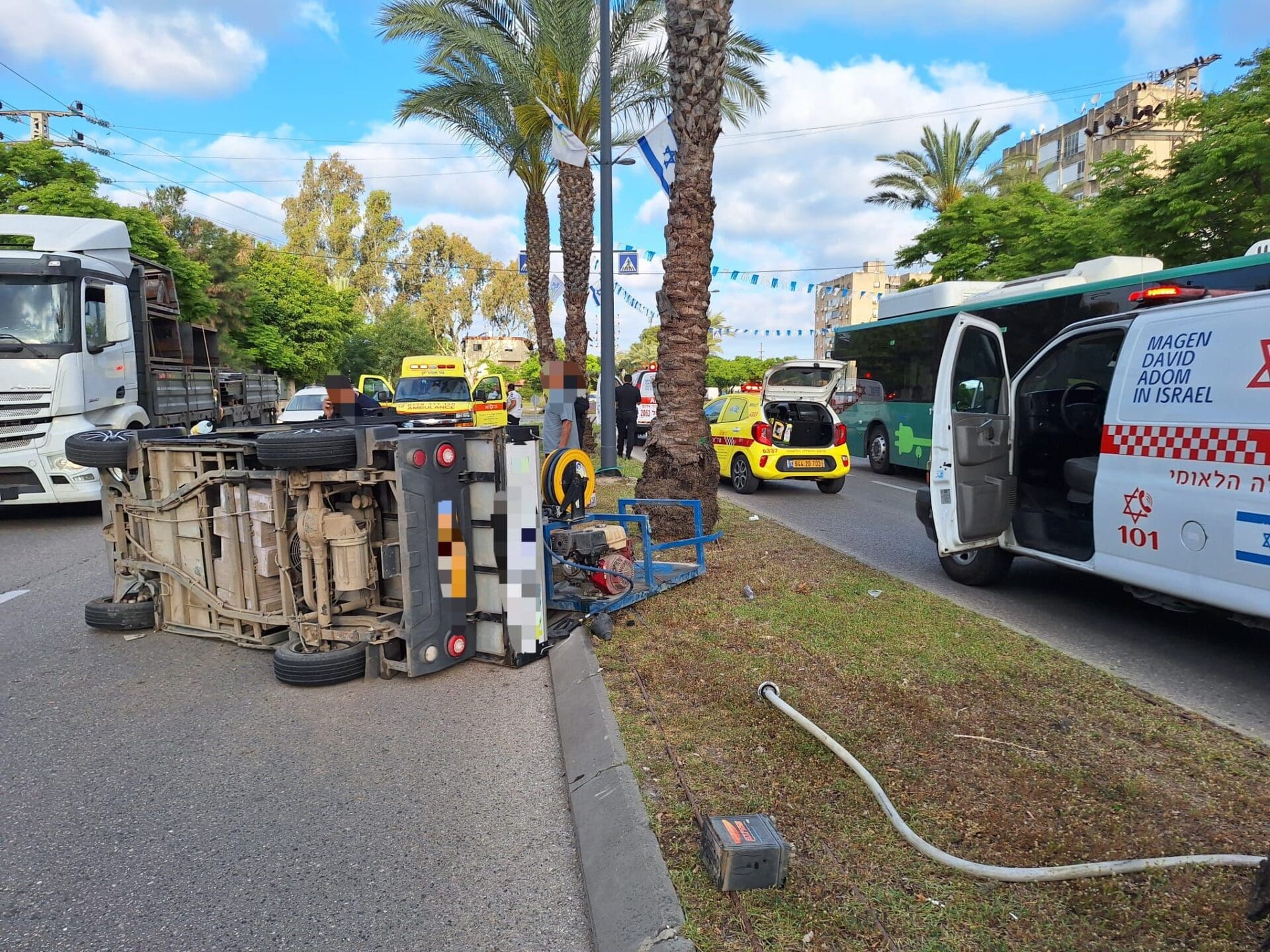 רכב התהפך בקריית אתא – שני פצועים פונו לבית החולים 1/5/26 (צילום: תיעוד מבצעי מד״א)