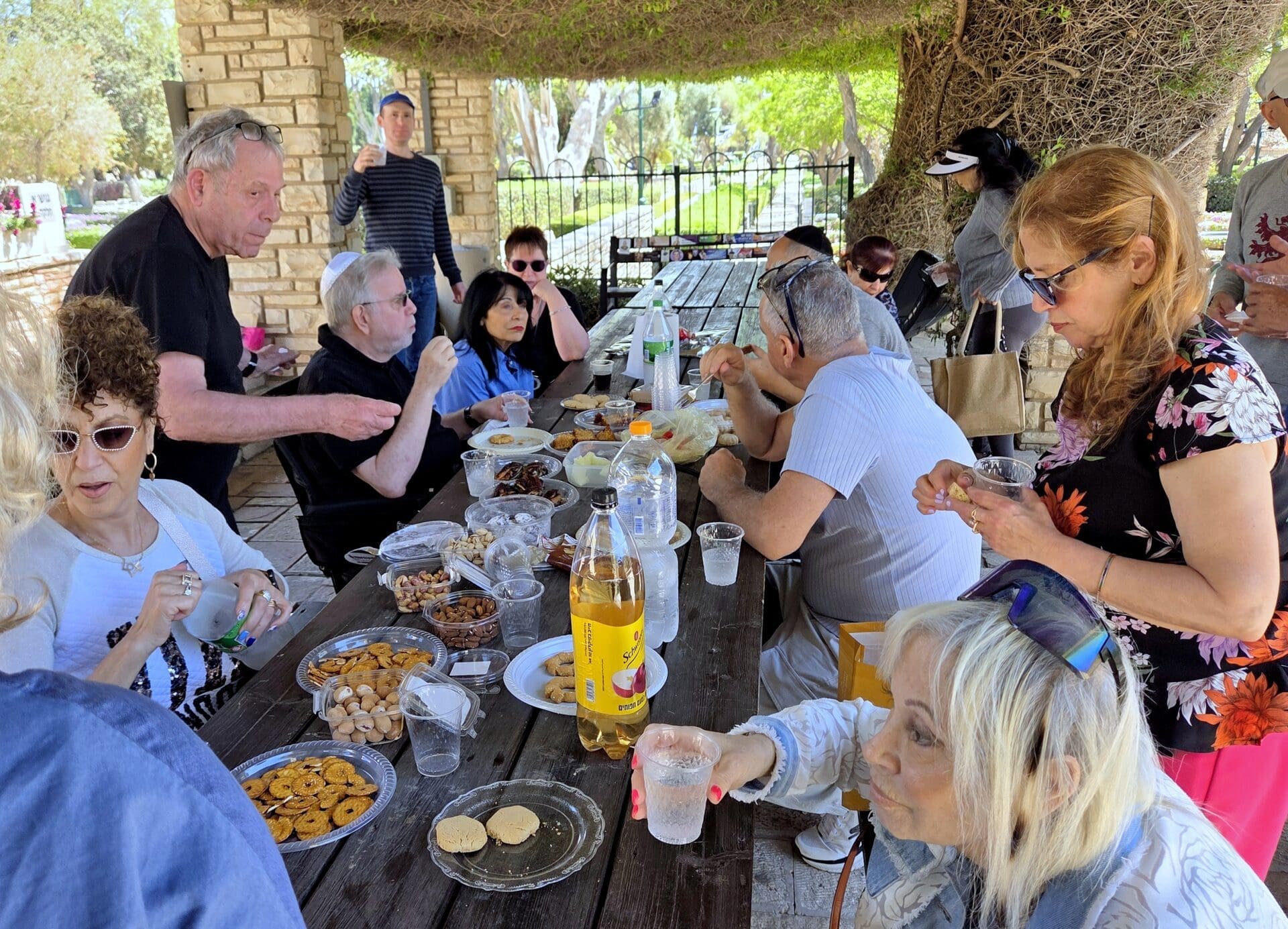 גם אחרי 51 שנה הזמר יפה התואר משכונת קריית אליעזר הפך להיות אגדה שלא דועכת לעולם, מייק ברנט ז"ל (צילום: אדיר יזירף). 