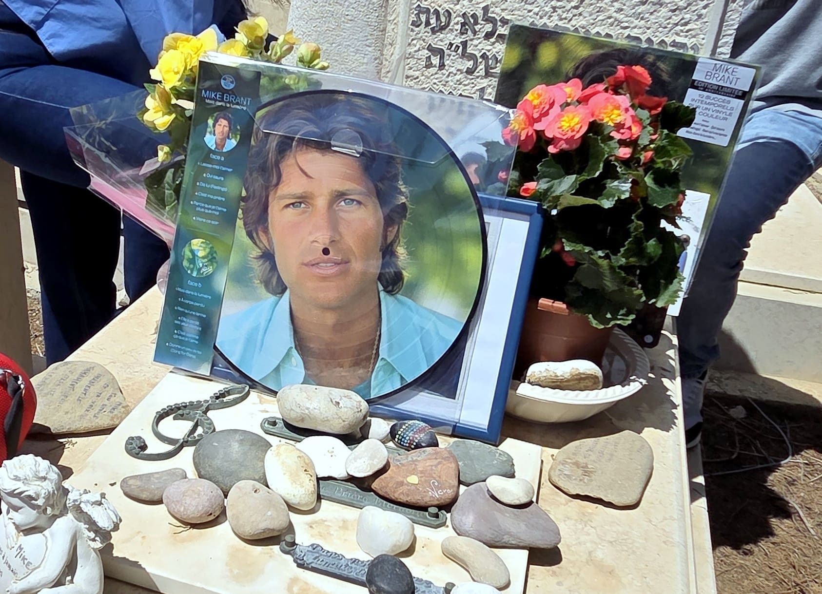 גם אחרי 51 שנה הזמר יפה התואר משכונת קריית אליעזר הפך להיות אגדה שלא דועכת לעולם, מייק ברנט ז"ל (צילום: אדיר יזירף). 