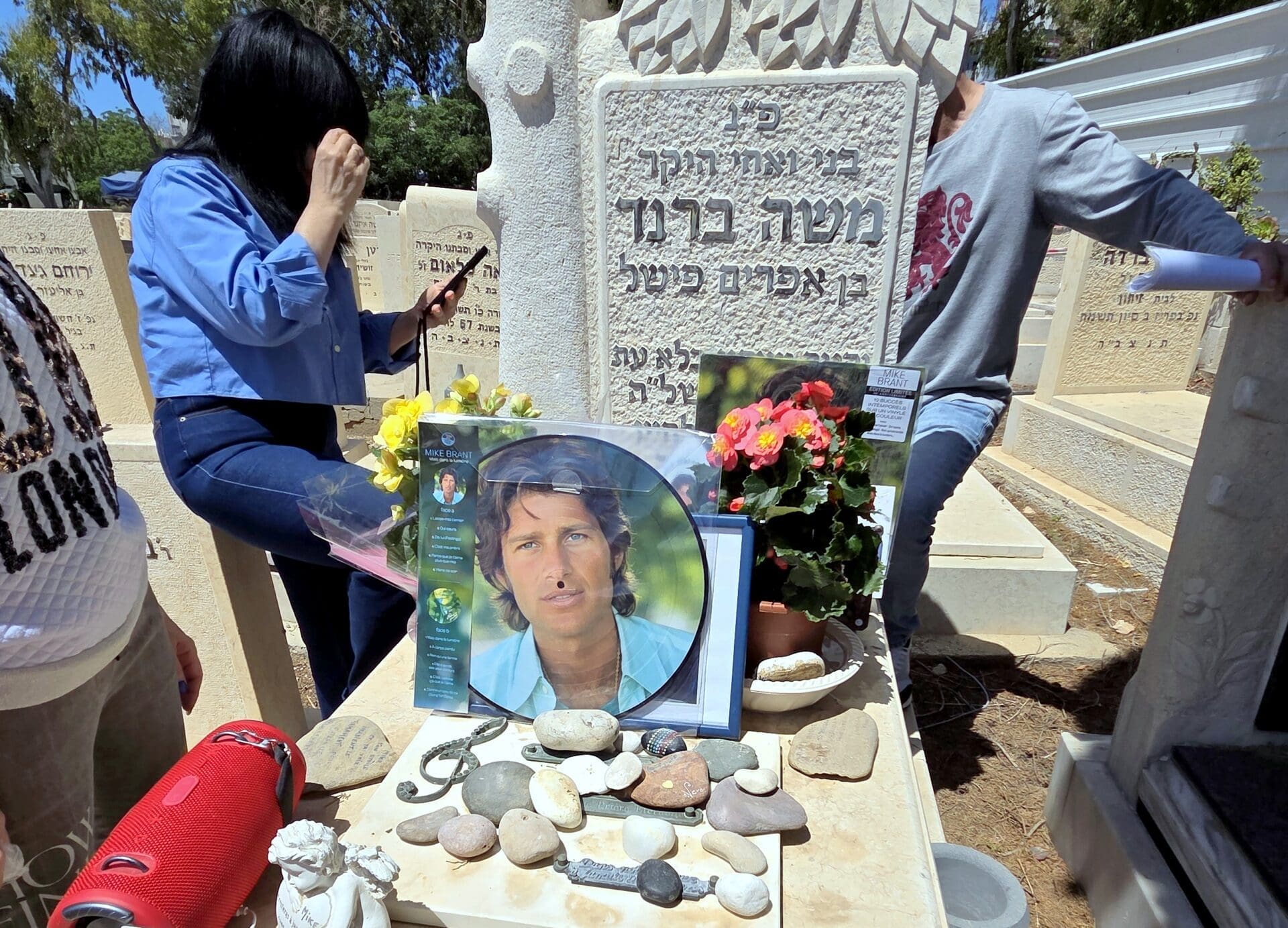 גם אחרי 51 שנה הזמר יפה התואר משכונת קריית אליעזר הפך להיות אגדה שלא דועכת לעולם, מייק ברנט ז
