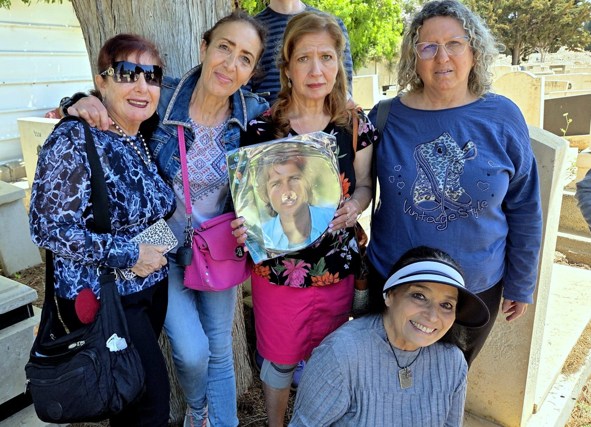 גם אחרי 51 שנה הזמר יפה התואר משכונת קריית אליעזר הפך להיות אגדה שלא דועכת לעולם, מייק ברנט ז"ל (צילום: אדיר יזירף). 