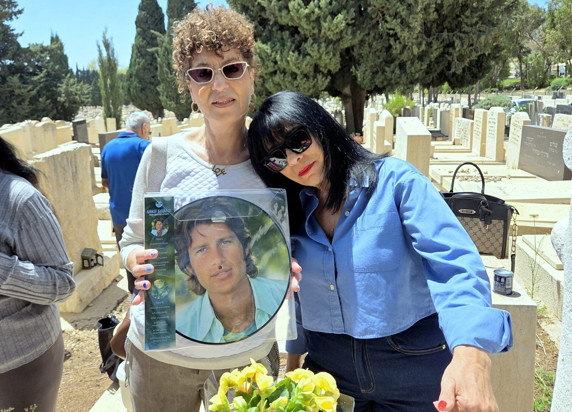 גם אחרי 51 שנה הזמר יפה התואר משכונת קריית אליעזר הפך להיות אגדה שלא דועכת לעולם, מייק ברנט ז"ל (צילום: אדיר יזירף). 