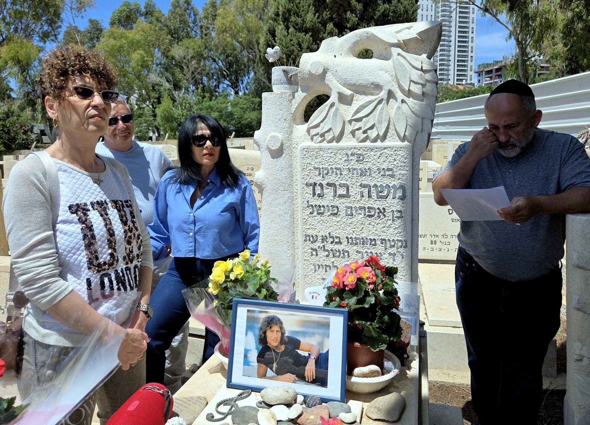 גם אחרי 51 שנה הזמר יפה התואר משכונת קריית אליעזר הפך להיות אגדה שלא דועכת לעולם, מייק ברנט ז"ל (צילום: אדיר יזירף). 