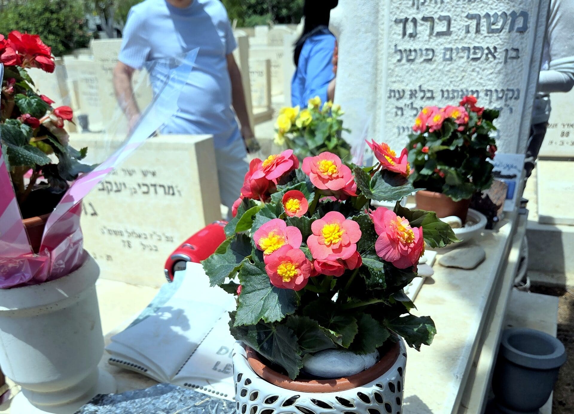 גם אחרי 51 שנה הזמר יפה התואר משכונת קריית אליעזר הפך להיות אגדה שלא דועכת לעולם, מייק ברנט ז"ל (צילום: אדיר יזירף). 