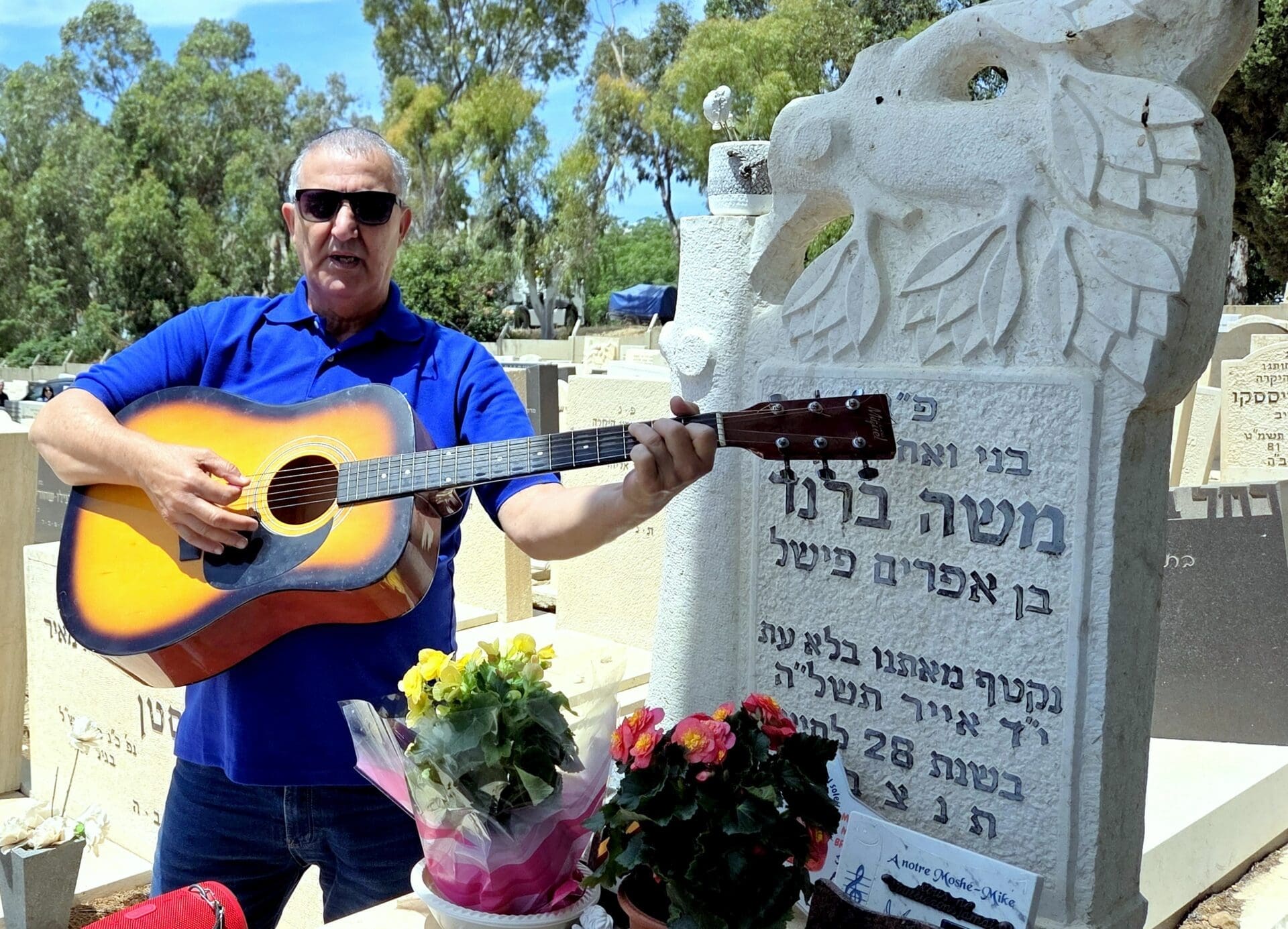 גם אחרי 51 שנה הזמר יפה התואר משכונת קריית אליעזר הפך להיות אגדה שלא דועכת לעולם, מייק ברנט ז"ל (צילום: אדיר יזירף). 