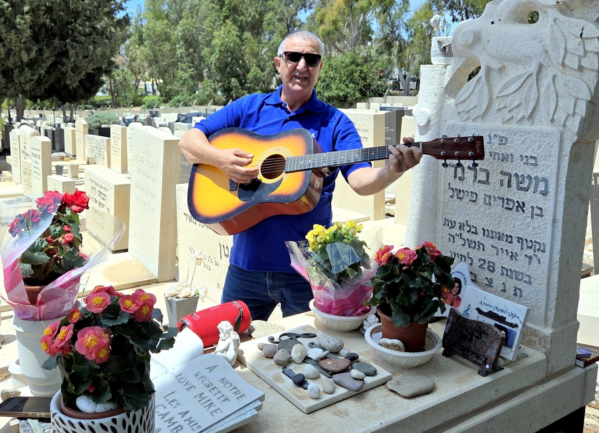 גם אחרי 51 שנה הזמר יפה התואר משכונת קריית אליעזר הפך להיות אגדה שלא דועכת לעולם, מייק ברנט ז"ל (צילום: אדיר יזירף). 