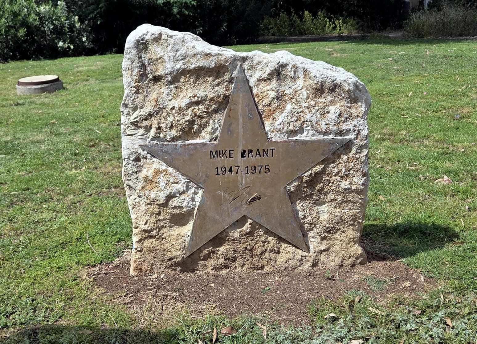 גם אחרי 51 שנה הזמר יפה התואר משכונת קריית אליעזר הפך להיות אגדה שלא דועכת לעולם, מייק ברנט ז"ל (צילום: אדיר יזירף). 