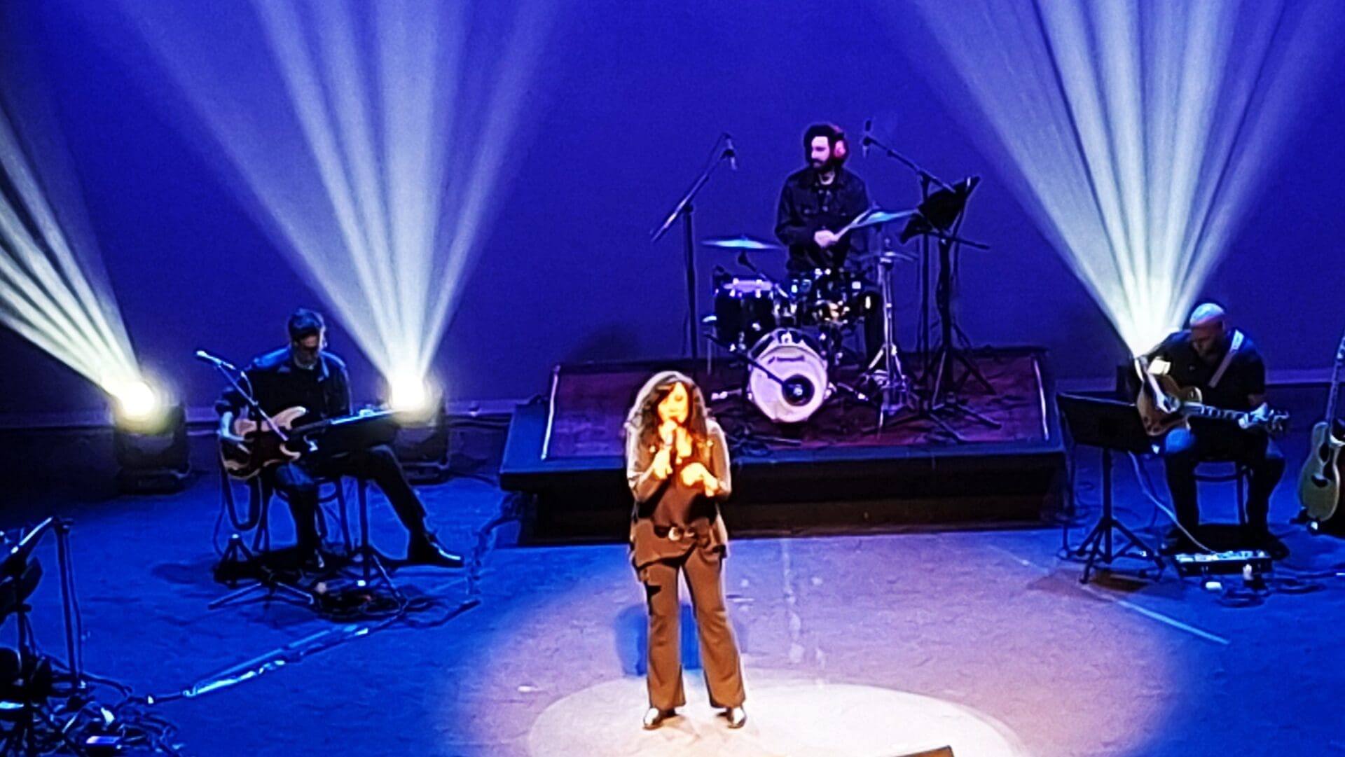 הצדעה לאהוד מנור-שלומית אהרון-מופע מחווה לאהוד מנור-תיאטרון חיפה (צילום: רחלי אורבך)